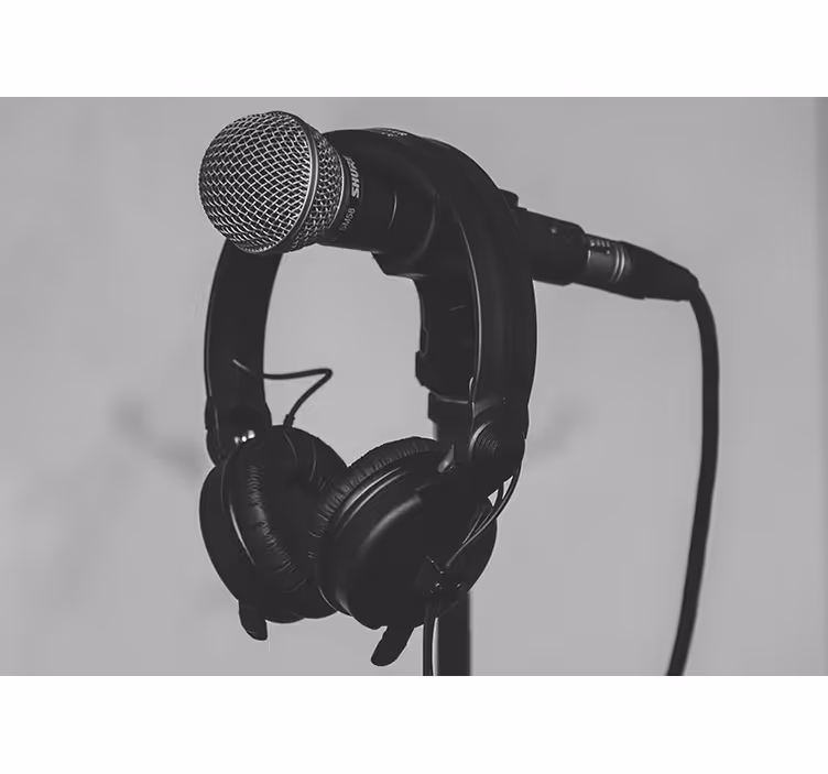 Wall mural music microphone and headphones - TenStickers