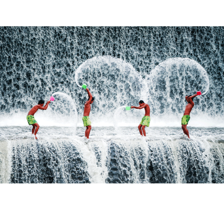 Wall mural people playful water splash - TenStickers