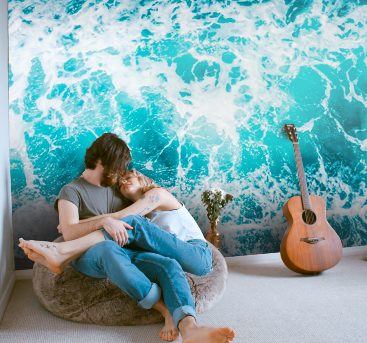 Sea wall mural couple embracing waves - TenStickers