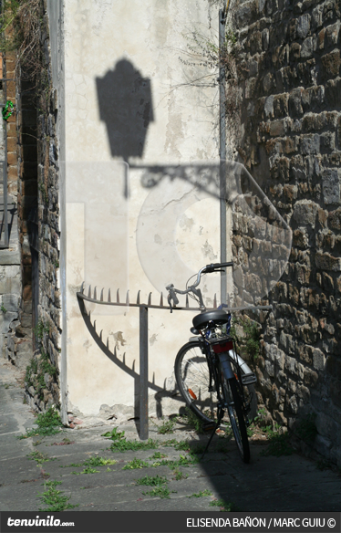 Landscape poster shadow of a lamppost and bicycle - TenStickers